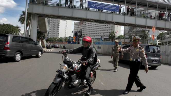Sosialisasi larangan sepeda motor di jalan protokol Jakarta.
