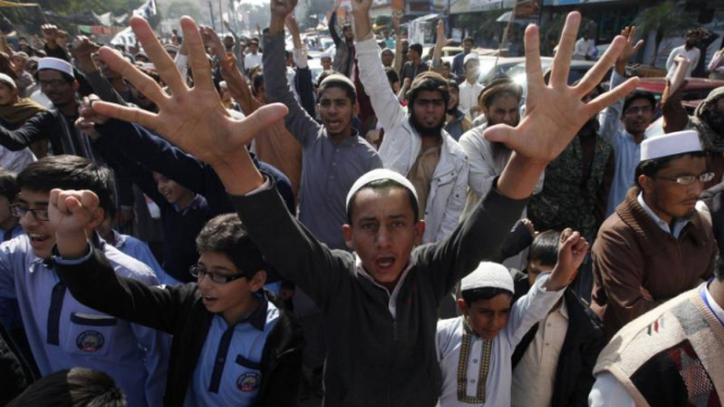 Masyarakat Pakistan bersatu mengutuk pembantaian ratusan anak-anak oleh Taliban.