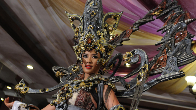 Puteri Indonesia 2014 Elvira Devinamira