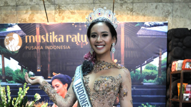 Puteri Indonesia 2014 Elvira Devinamira