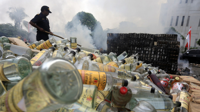 Pemusnahan Puluhan Ribu Botol Minuman Keras atau Miras