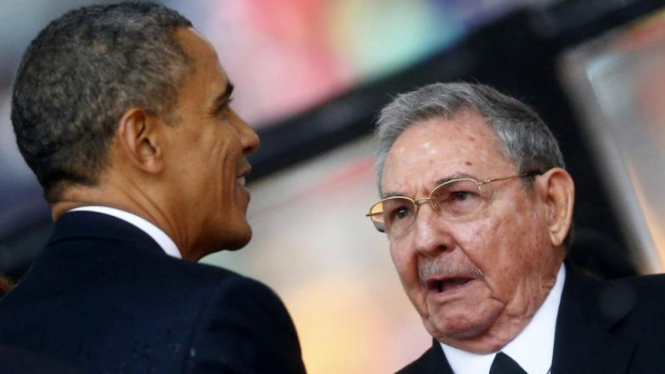 Presiden AS Barack Obama menyambut Presiden Kuba Raul Castro