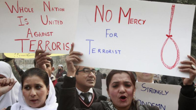 Masyarakat Pakistan mengecam pembantaian ratusan siswa.