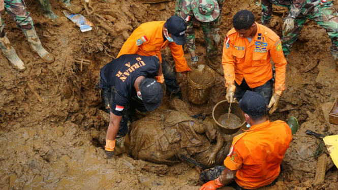 jenazah ibu dan anak korban longsor banjarnegara ditemukan berpelukan