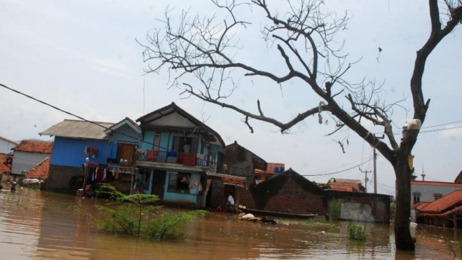 Sejumlah warga berada di rumahnya yang tergenang banjir di Kampung Mekarsari-Cieunteung, Kabupaten Bandung, Jabar