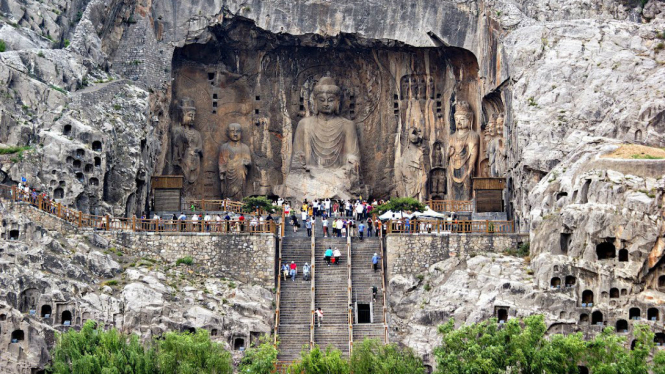 Longmen Grottoes. Patung Vairocana Buddha.
