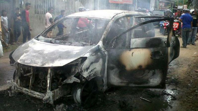 Toyota Avanza terbakar di Jalan Wibawa Mukti, Jati Asih, Kota Bekasi.