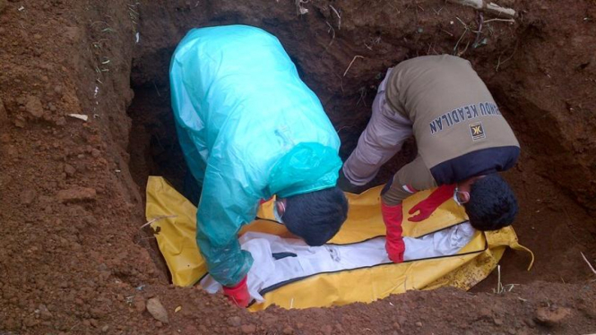 Proses penguburan jenazah korban longsor di Banjarnegara.