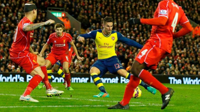 Pemain Arsenal, Olivier Giroud, mencetak gol ke gawang Liverpool.