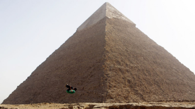 Aksi Parkour di Depan Piramida Khufu