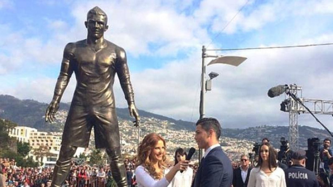 Cristiano Ronaldo di peresmian patung perunggu dirinya di Madeira, 2014 silam..