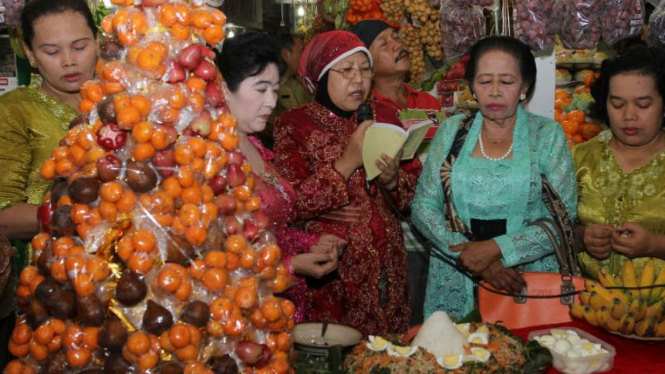 Peringati Hari Ibu, Pedagang Pasar di Solo Gelar Kenduri Buah