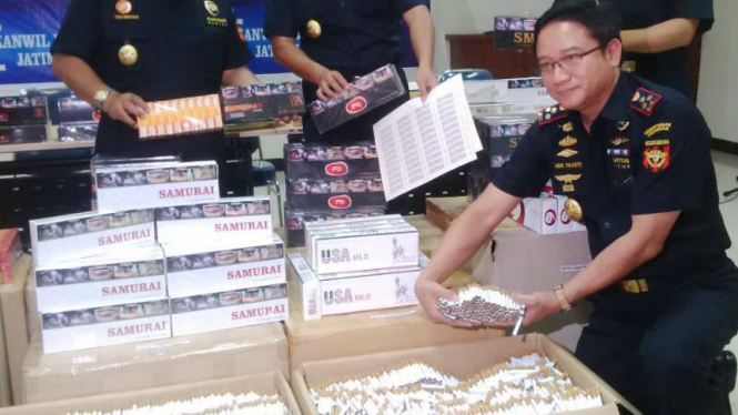 Petugas Bea dan Cukai menunjukkan rokok ilegal