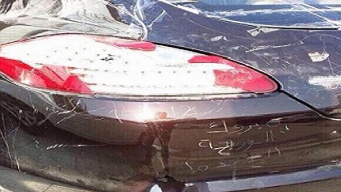 Goresan pisau di mobil Porsche milik suami.