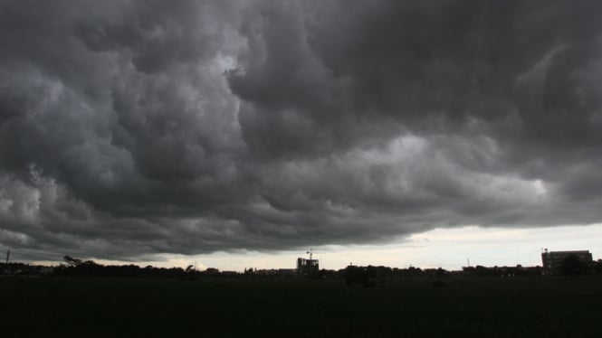 Awan hitam menyelimuti langit Kota Medan