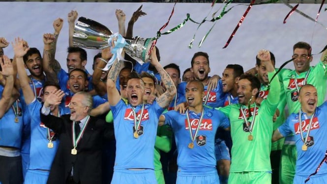 Kapten Napoli, Marek Hamsik, mengangkat Piala Super Italia
