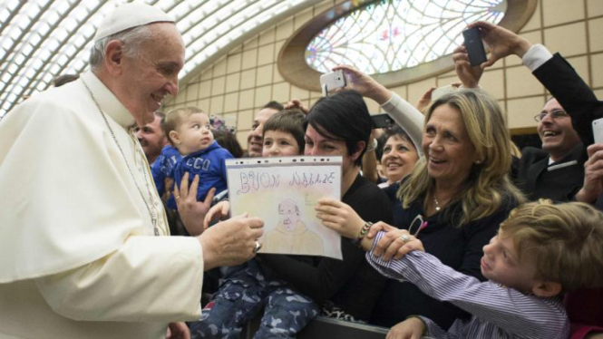 Paus Fransiskus mendapat lukisan dari seorang anak bertuliskan Selamat Natal.
