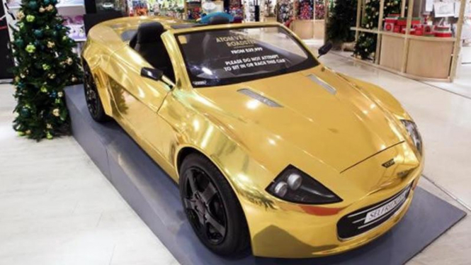 Mobil mainan berlapis emas