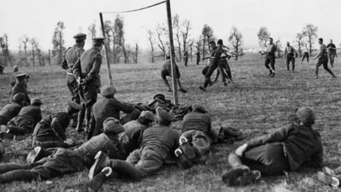Pertandingan sepak bola antara tentara Inggris dan Jerman saat Perang Dunia I