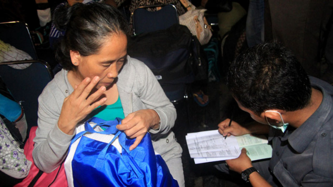 TKI Ilegal didata oleh petugas usai tiba di Bandara Halim Perdanakusuma Jakarta