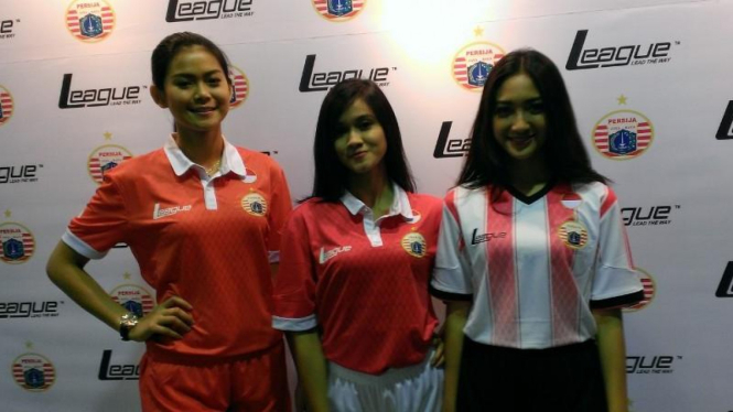 Para model memperkenalkan kostum terbaru Persija Jakarta musim 2015.