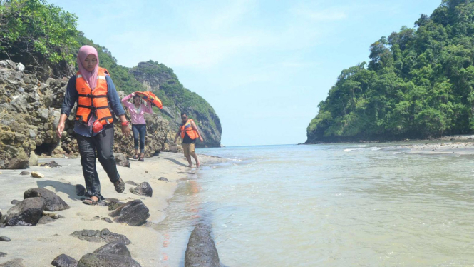 Kampung Nelayan dan Air Terjun di Tepi Pantai Spelot