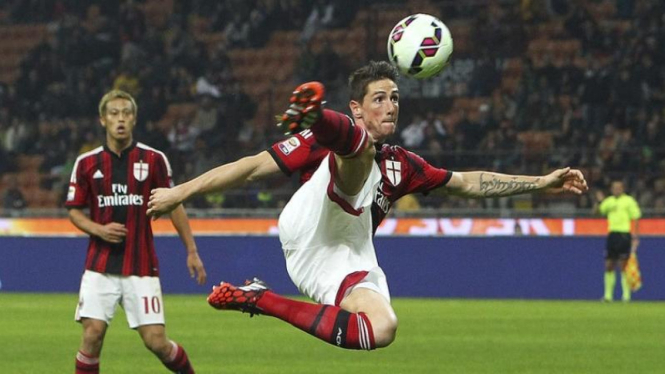 Pemain AC Milan, Fernando Torres, coba mencetak gol