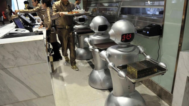Robot Menjadi Pelayan Restoran