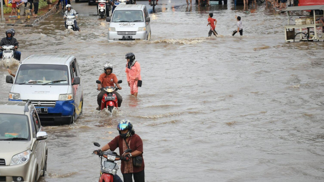 Banjir Genangi Jalan Panjang Kedoya Jakarta