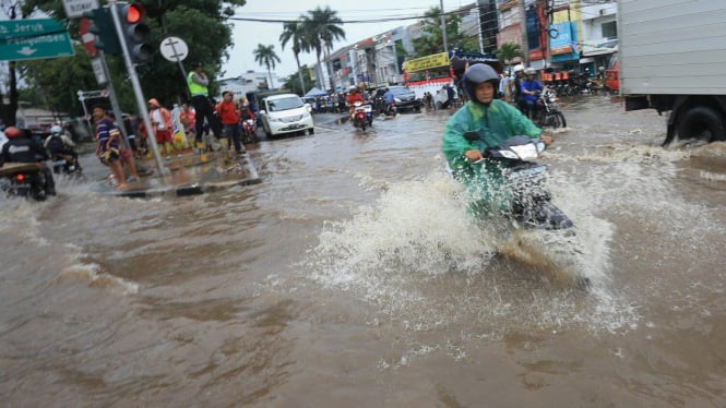 Banjir Genangi Jalan Panjang Kedoya Jakarta