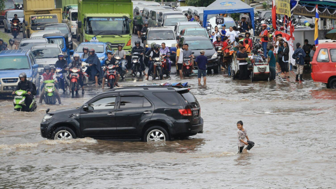 Banjir Genangi Jalan Panjang Kedoya Jakarta