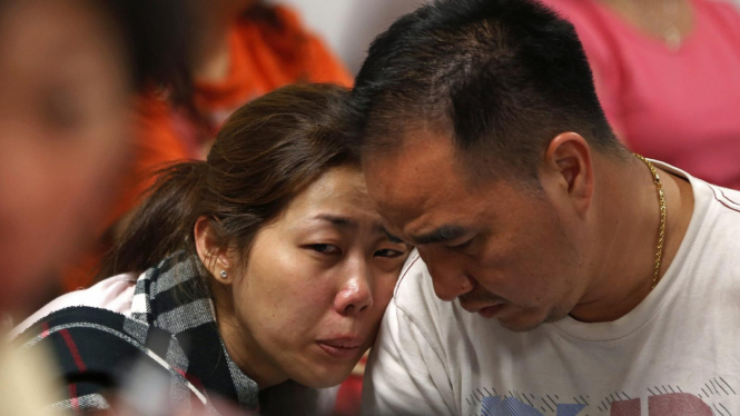 Keluarga Penumpang Air Asia Tunggu Kabar Hilangnya Pesawat