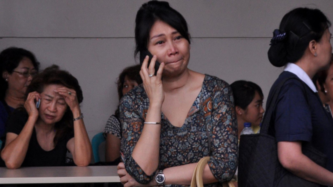 Keluarga Penumpang Air Asia Tunggu Kabar Hilangnya Pesawat