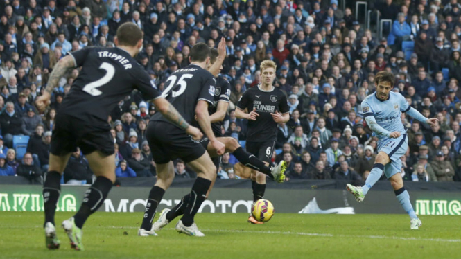 Pemain Manchester City, David Silva mencetak gol ke gawang Burnley