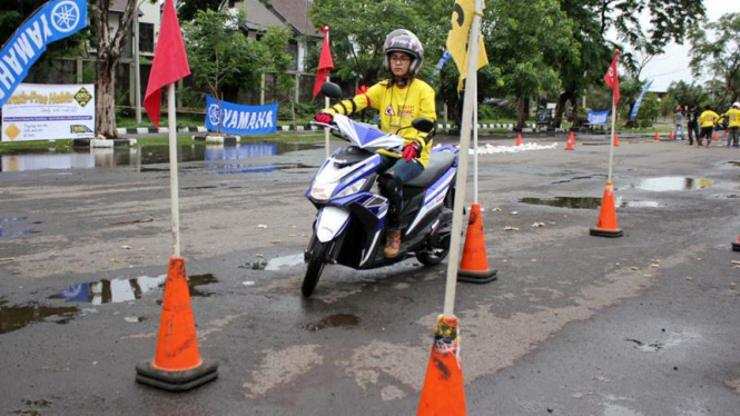 Salah seorang peserta wanita yang mengikuti pelatihan Safety Riding