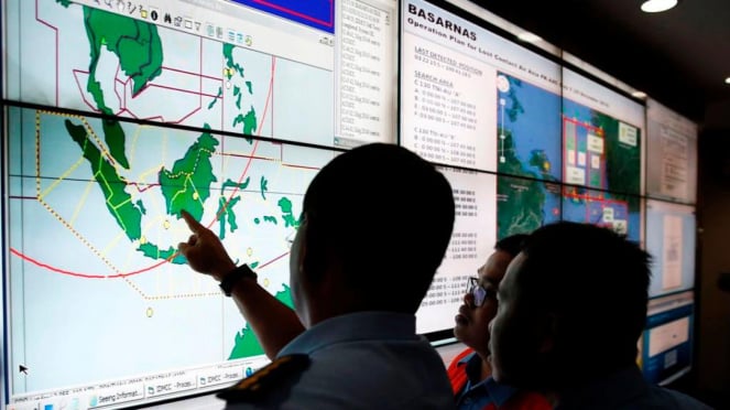 Pencarian pesawat AirAsia QZ8501 di kantor Badan SAR Nasional Basarnas 