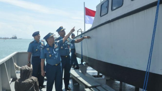 Kapal Perang TNI dengan Alat Survei Bawah Laut Cari AirAsia