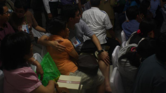 Keluarga penumpang pesawat AirAsia di Crisis Center