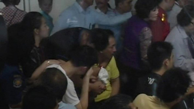keluarga korban menangis di bandara Juanda