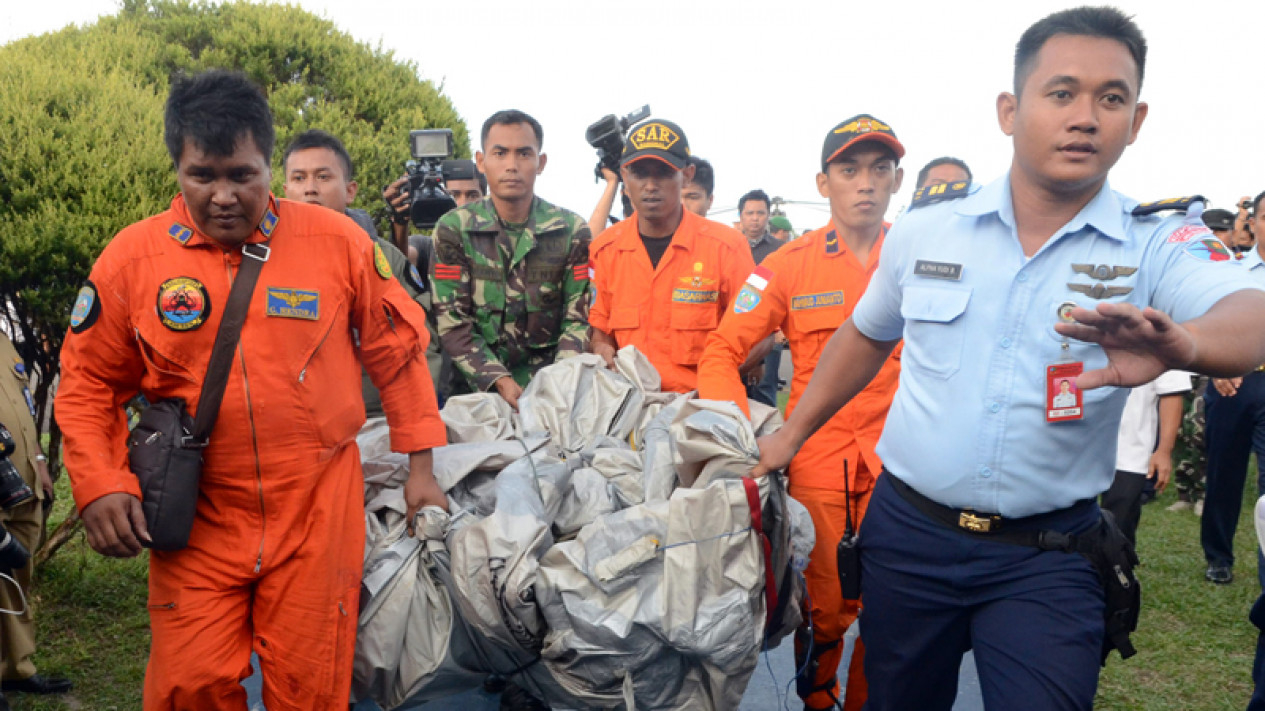 Foto Tim Sar Kembali Temukan Serpihan Dan Tas Airasia