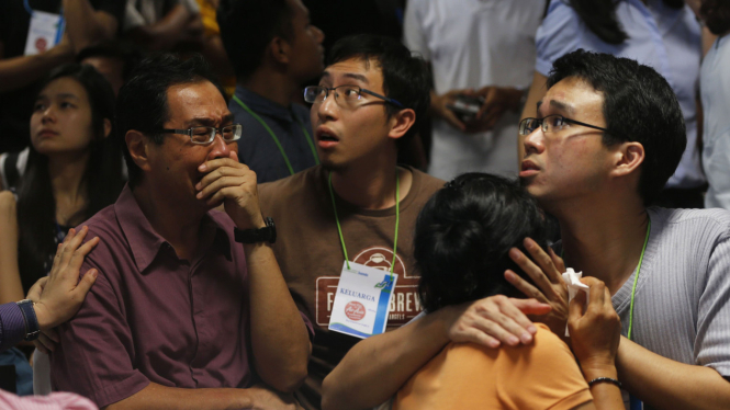 suasana haru keluarga penumpang airasia qz8501 di bandara juanda