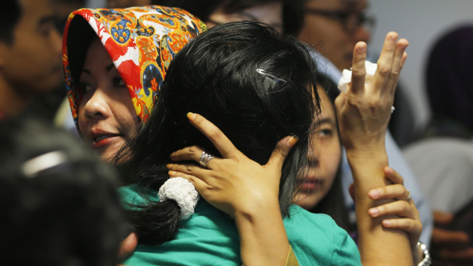 suasana haru keluarga penumpang airasia qz8501 di bandara juanda