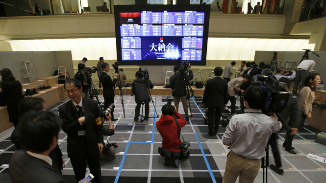 Papan menampilkan indeks Nikkei