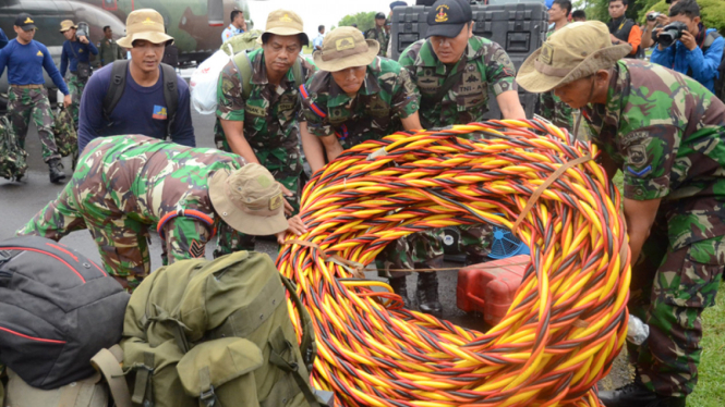 Pasukan TNI AL Turunkan Peralatan Selam Untuk Pencarian Bawah Air