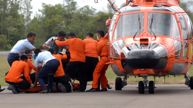 Dua Jenazah Berhasil Diturunkan dari Helikopter Basarnas
