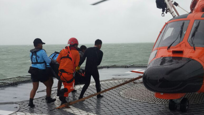 basarnas evakuasi jenazah penumpang airasia