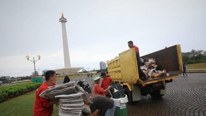 Tumpukan Sampah Tahun Baru di Monas