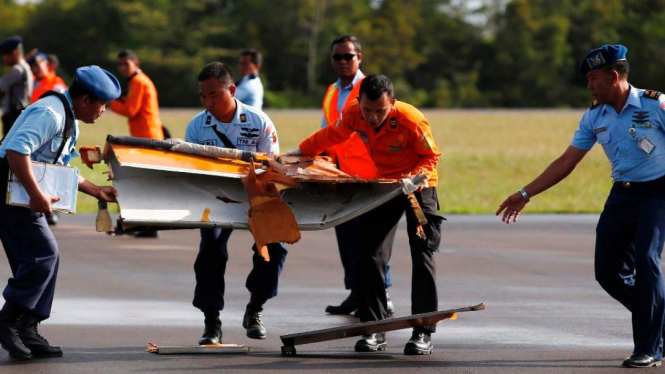 Personal TNI AU membawa puing-puing pesawat AirAsia 