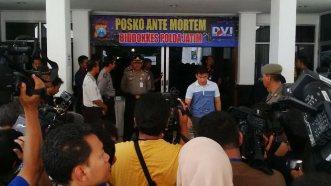 Keluarga korban AirAsia setelah memberi data kepada tim DVI Polda Jatim