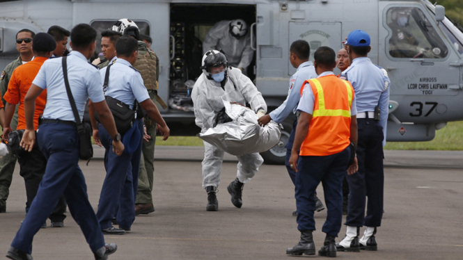 Helikopter SeaHawk AS evakuasi Empat korban AirAsia